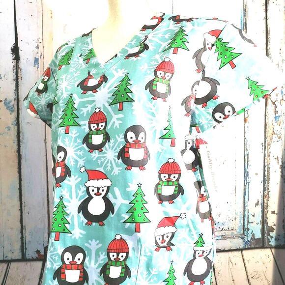 Gabby Brooke Holiday Winter Penguin Scrub Top Size S Pockets NEW Blue & Green - Picture 11 of 12